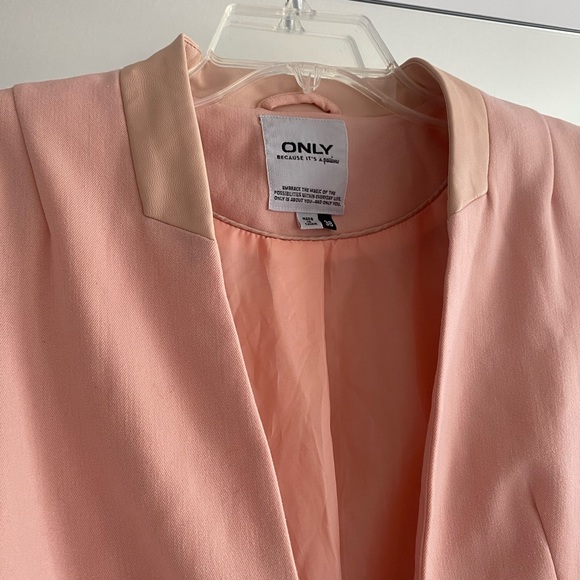 Blazer - Picture 3 of 7